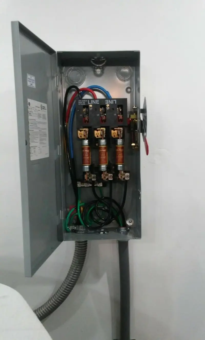 Three-phase disconnect switch installed for Smoke Detector Installation in Hesperia